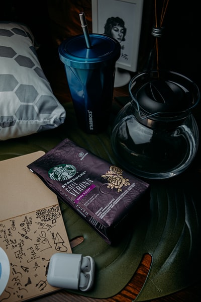 黑白咖啡杯在黑白塑料杯旁边